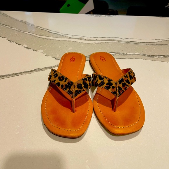ugg leopard print flip flops